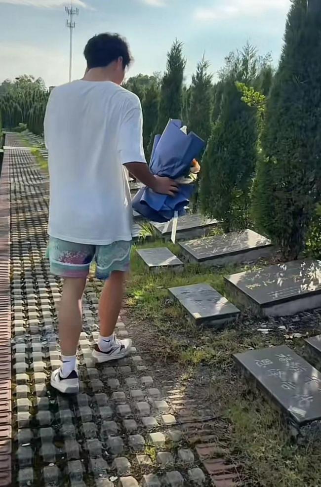 男生将妈妈遗照贴衣服上参加高考 母子情深感动网友
