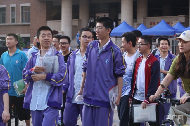 高考落幕 青春正扬帆起航 陪考亲友团“花式接考”