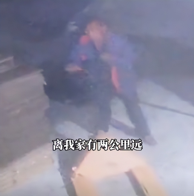 夜里下雨工人“悄悄”将货搬进仓库 老板：月薪3千家庭条件不差