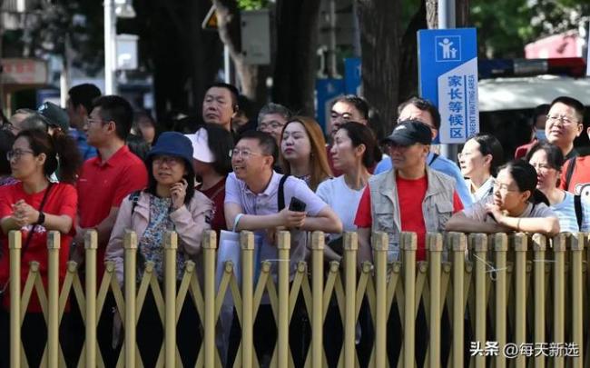 女生收到姐夫送的“考完三件套” 另外一位女生独自面对生活
