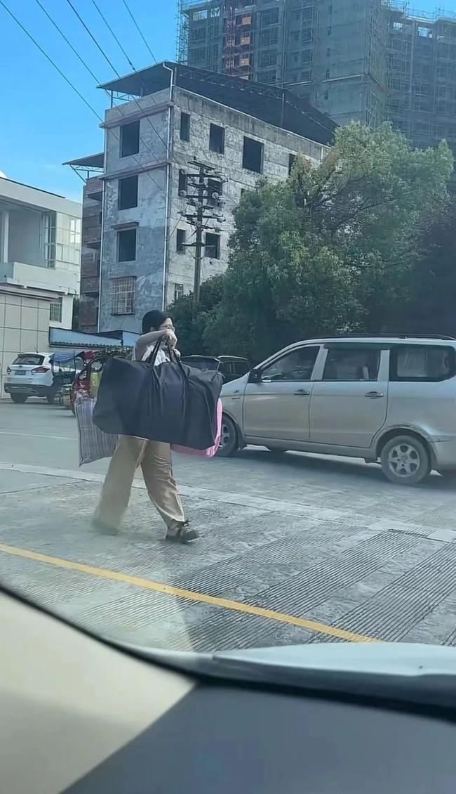 高考完挑行李女孩想當(dāng)老師 樸素身影感動(dòng)網(wǎng)友