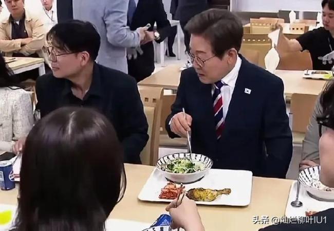 李在明與記者共進午餐 吃泡菜面條，不知道能不能吃飽