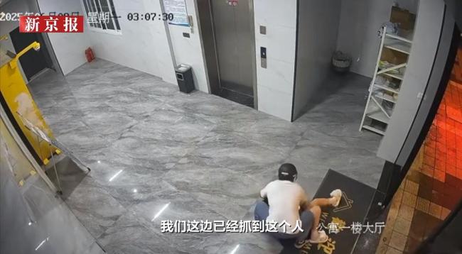 女子凌晨被头盔男抱起压倒 警方回应 男子已被控制
