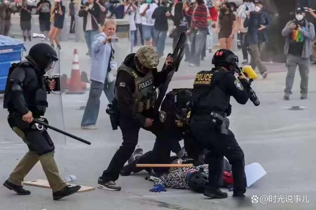 洛杉矶街头抗议者挑衅警察后被抱摔 超 20 名示威者被警方拿下