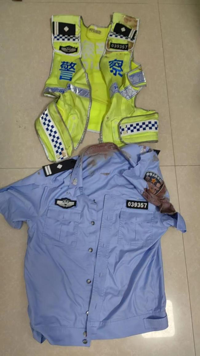 交警攔截沖卡轎車被頂行重傷進ICU