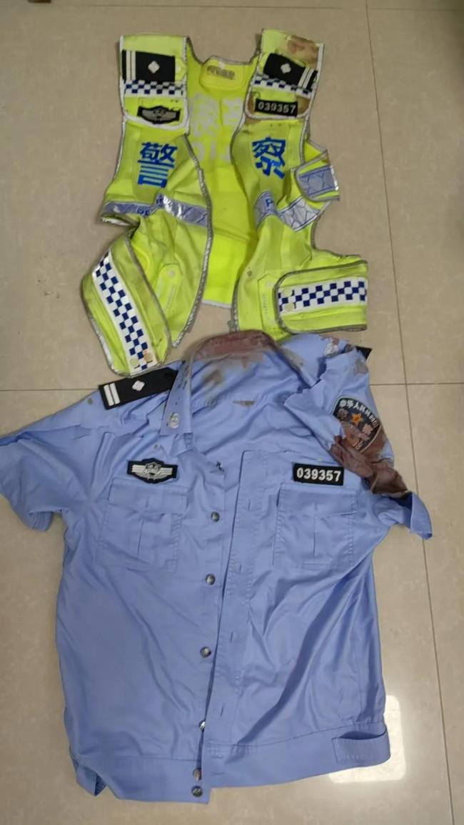 小轎車強行沖卡 執(zhí)勤民警被頂行600多米……