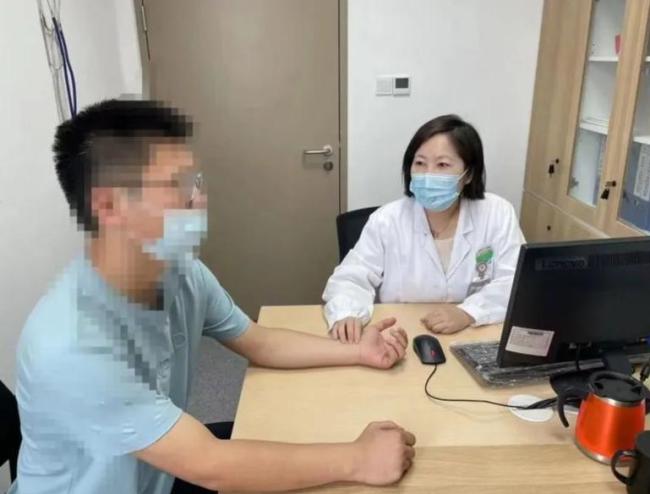 2颗杨梅下肚 女子眼睛差点看不见了 罕见过敏案例警示