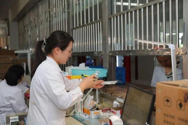 女药师跪地按压救回菜场晕倒男子 生死4分钟抢回一命