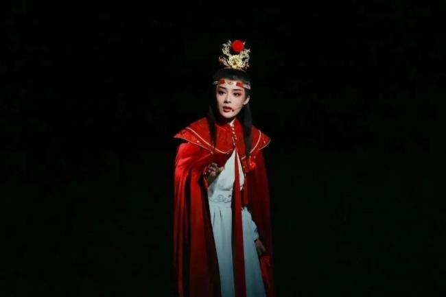 陳麗君成都首演再現(xiàn)滾樓梯名場(chǎng)面 創(chuàng)新演繹震撼觀眾