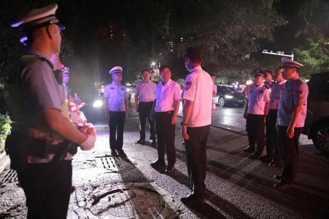 纪委书记督查酒驾：有干部耍特权吗 严查“四风”问题