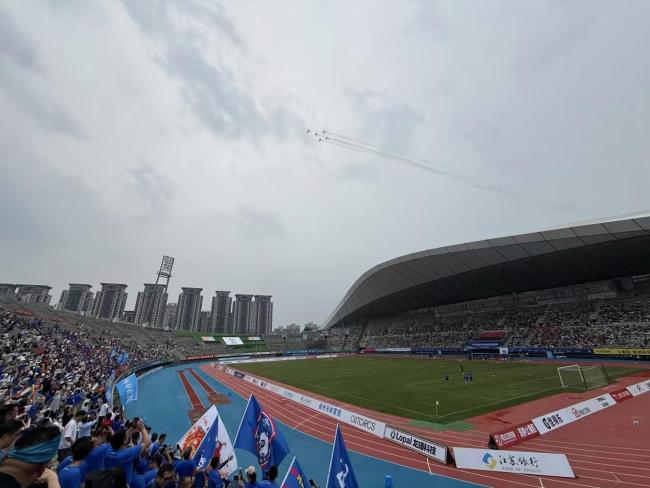 苏超扬州主场飞机编队起飞 为赛事加油助威