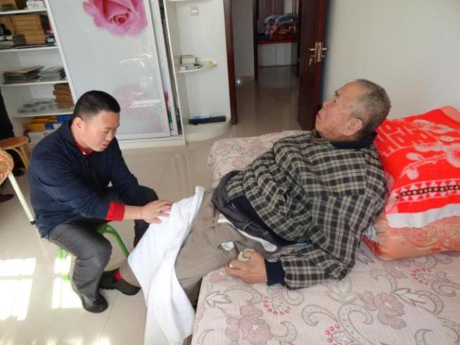 23年照顧癱瘓父親提名全國道德模范 孝心點(diǎn)亮生命之燈
