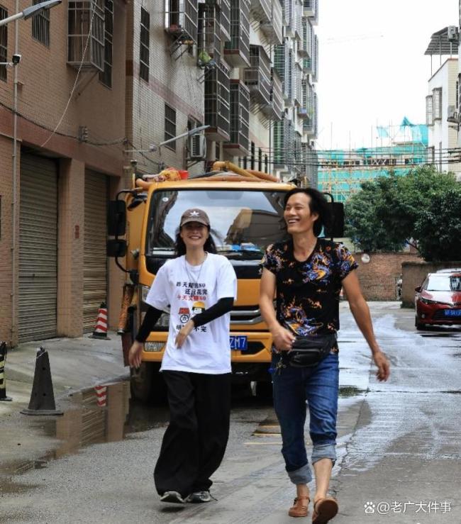 00后女生陪父亲掏粪：赚最干净的钱 从嫌弃到搭档