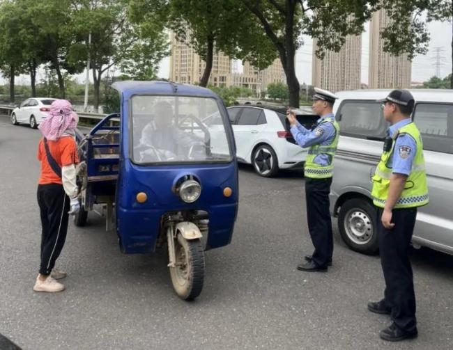 醉驾司机顶行交警600多米被刑拘 民警仍在重症监护中