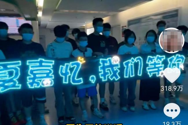高中生患白血病 同學(xué)們病房外痛哭 少年的堅(jiān)強(qiáng)與同學(xué)情深
