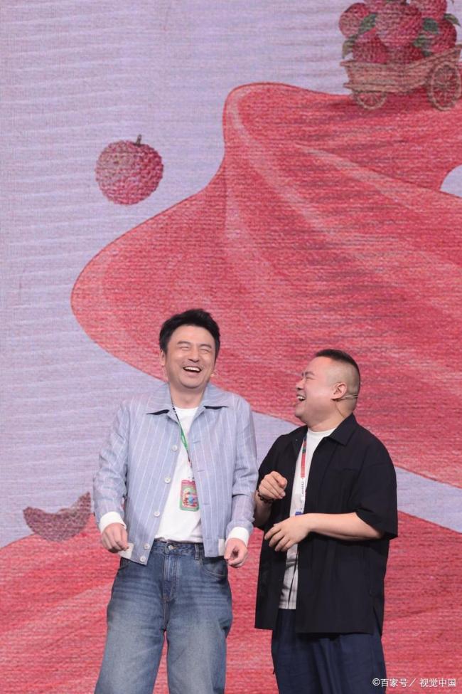 雷佳音吐槽自己的角色像内分泌失调 尴尬拥抱引发热议