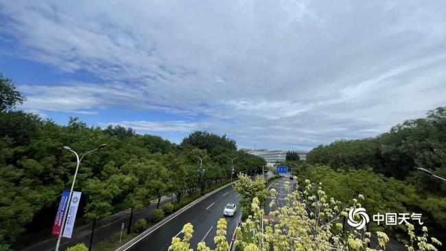北京雨后蓝天惊艳登场 市民涌向奥森南园共享运动时光 清新空气添惬意
