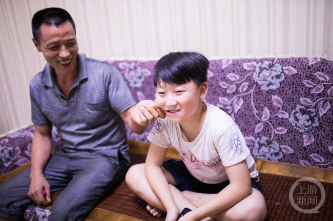 朝天门梯坎上的父亲节 15年后的又一次合影