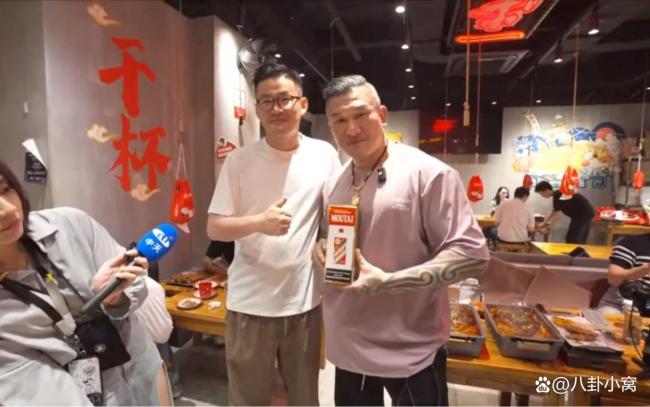 臺網(wǎng)紅“館長”打卡西湖三潭印月 破冰之旅引發(fā)熱議