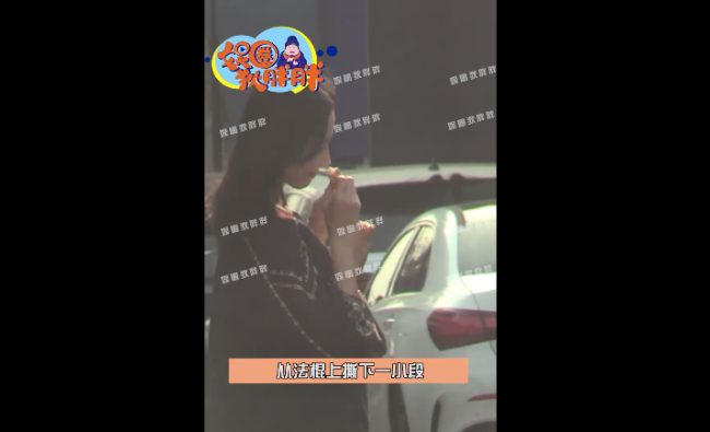 董洁在拍摄现场“偷吃”道具 穿牛仔裤素颜出镜很松弛