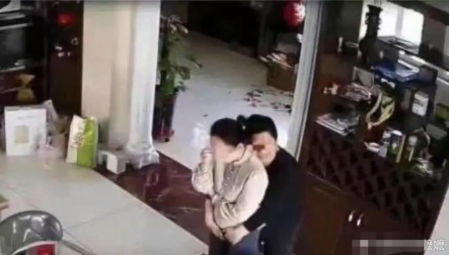 女儿实名举报交警继父私生活混乱