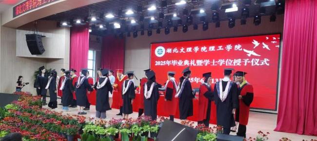 湖北一高校现场通报94人不能毕业 学业规划缺失导致