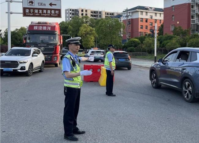 被醉驾车顶行600多米的交警牺牲