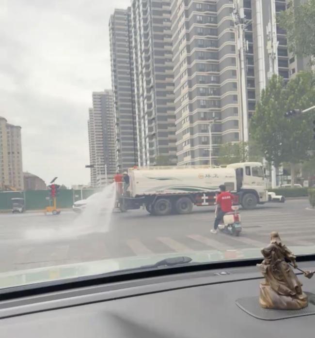 2人在行驶的洒水车尾打架 环卫工与绿化员冲突