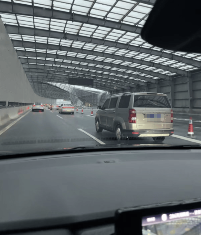 深圳一快速路钢架结构倒塌