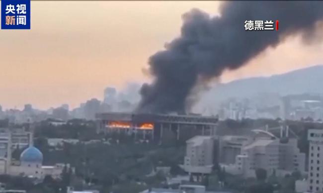 大量民众在排队离开伊朗 边境口岸拥堵严重
