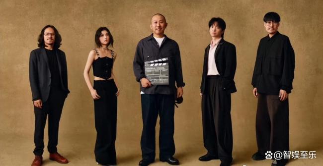 张子枫踩20cm高跟鞋亮相上影节 身材娇小演技佳