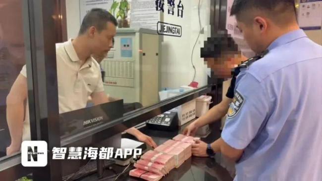 百万现金遗落咖啡店店员被赞 拾金不昧暖人心