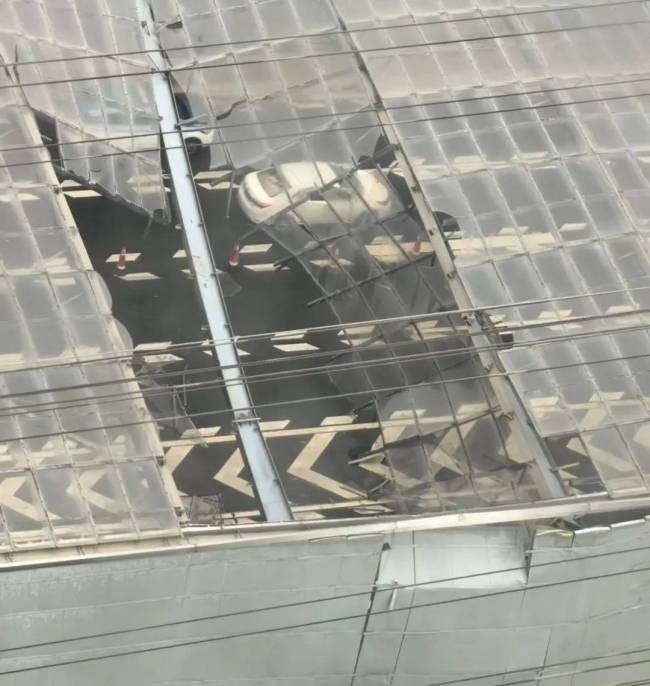 深圳一快速路钢架结构倒塌 快递车撞击引发关注
