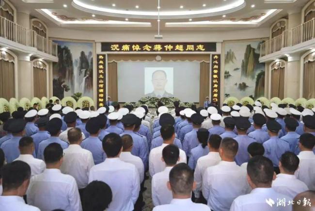 41岁交警被冲卡轿车顶行600米牺牲 英雄民警因公殉职