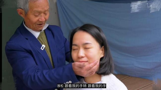 “力量型爷爷街头按摩”走红 硬核手法引热议