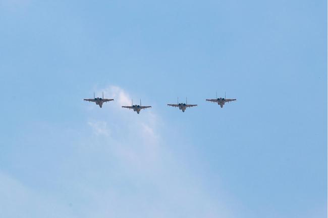 看对空、对地、对海多课目异型机协同训练