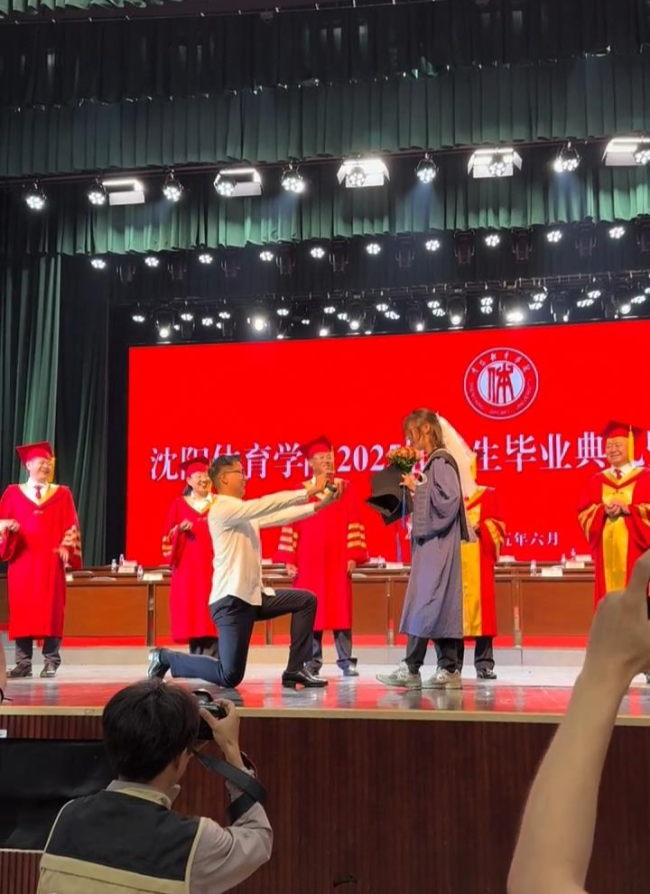 男生大学毕业典礼向女友求婚