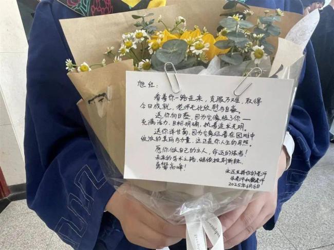 考上博士山村女孩回忆养父伤心落泪：“那时的我仿佛被世界遗忘”