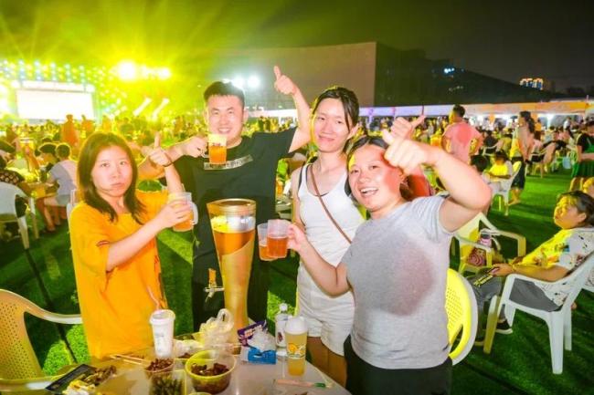 摊主称摊位遭人惦记不走就用车堵 警方：为了流量，策划拍摄这种争摊位纠纷炒作