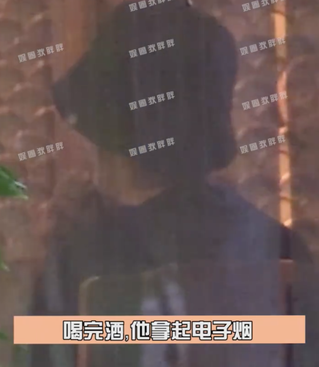 彭冠英在餐廳抽電子煙
