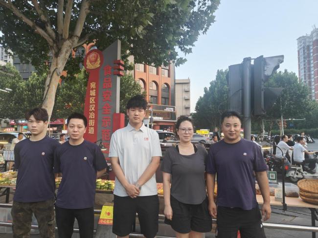 热心小伙跳入侧翻车 众人合力成功救人