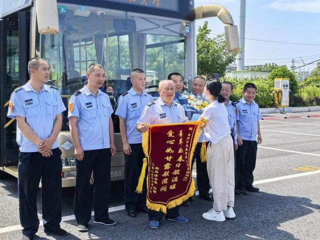 外卖小哥被压车底多名公交司机抬车相救 家属送来鲜花锦旗