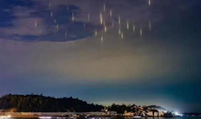 海南夜空现“针形发光物” 暖夜灯柱现象揭秘