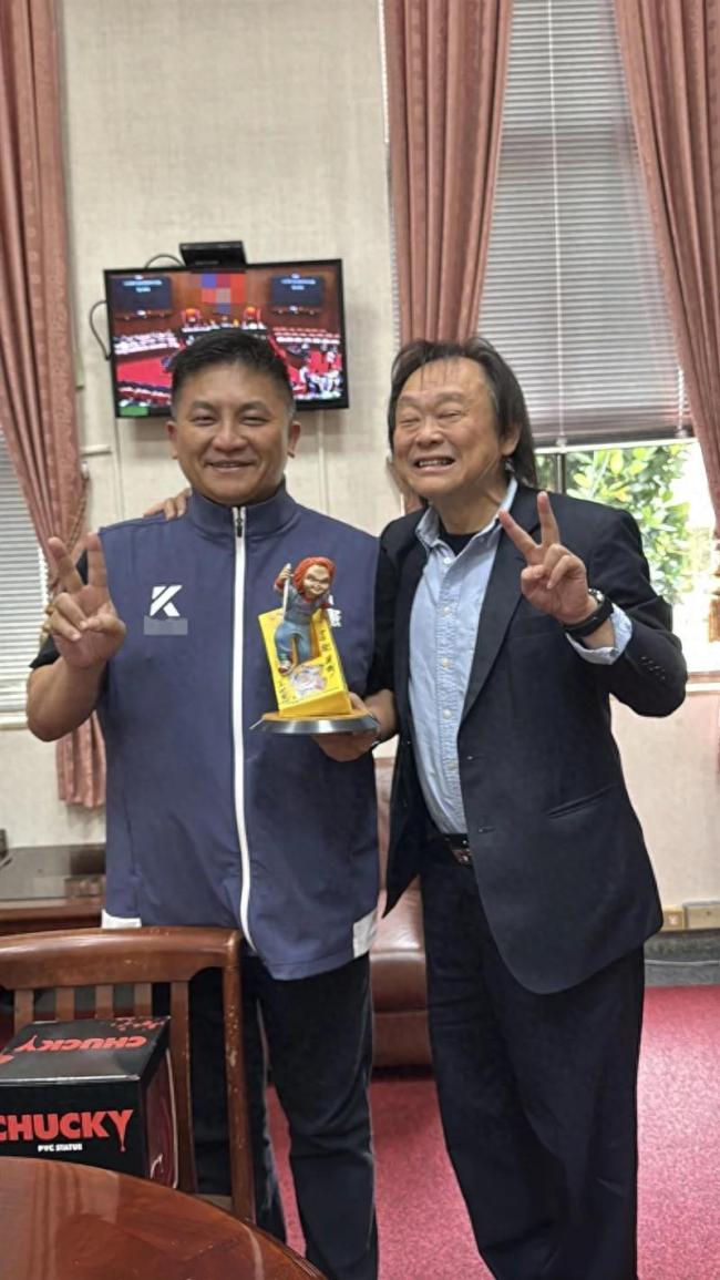 藍(lán)民代吳宗憲：民進(jìn)黨雙標(biāo)；跨黨派互動(dòng)引熱議