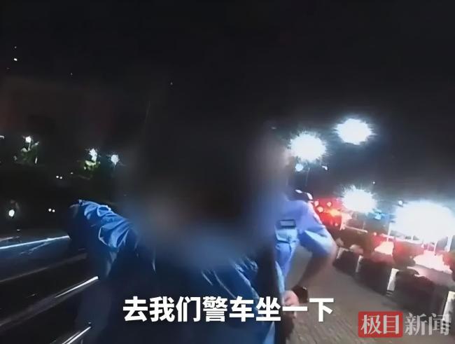 女子因父親生日仍要加班站橋上大哭 民警溫情安慰送回家