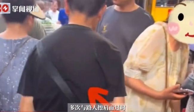 男子在市場多次咸豬手被拍下，網(wǎng)友：建議立刻報(bào)警,！