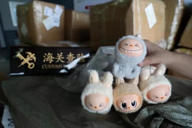 海关查获两万多个山寨LABUBU 侵权商品被拦截