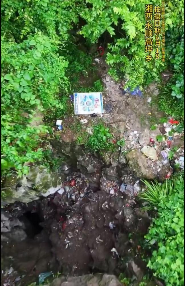 湖南一溶洞内垃圾堆高达15米 地下水污染引关注