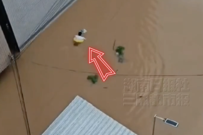中考生因暴雨帶救生圈蹚水趕考 消防救援助力脫困