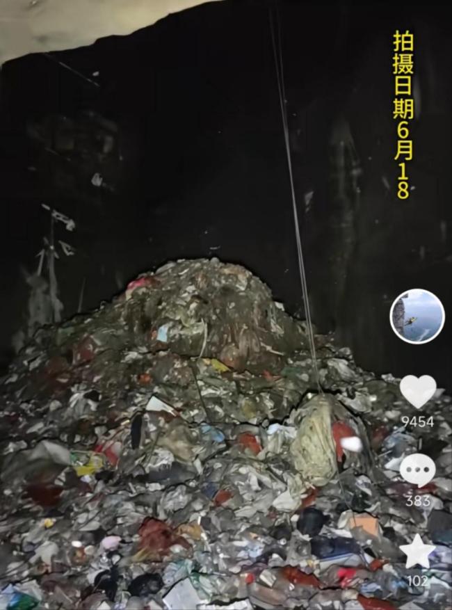 湖南一溶洞现垃圾山疑有人住 官方已介入调查
